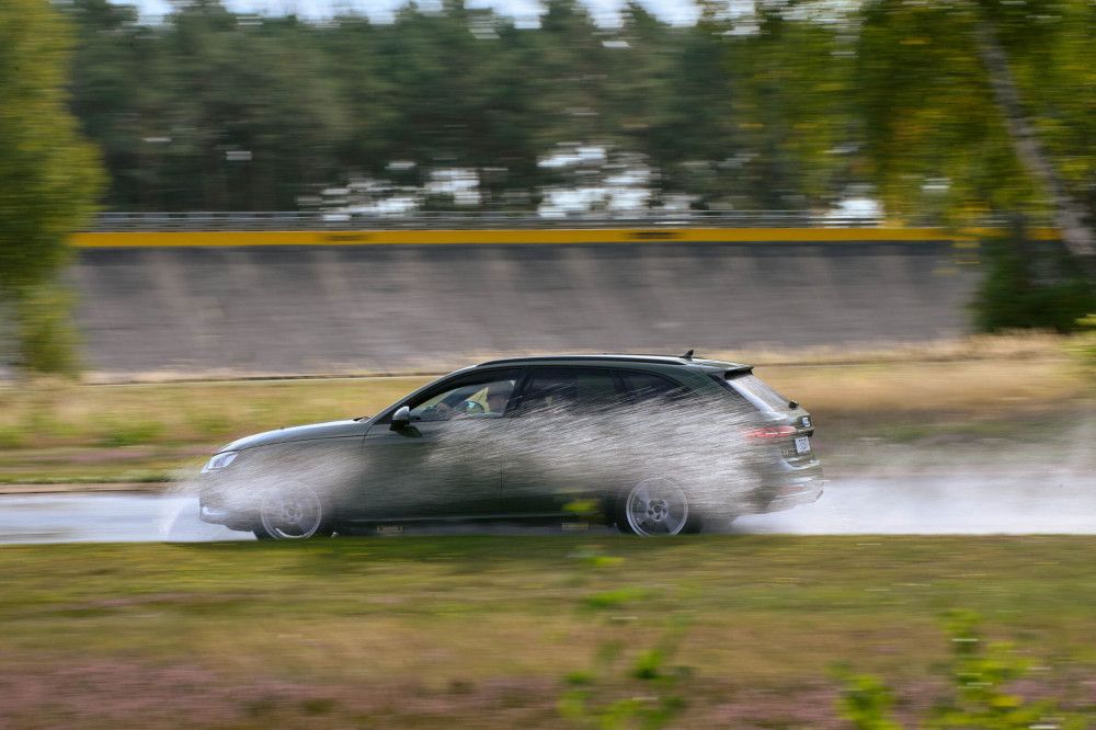 AMZS test 16 letnih pnevmatik dimenzije 225/50 R 17