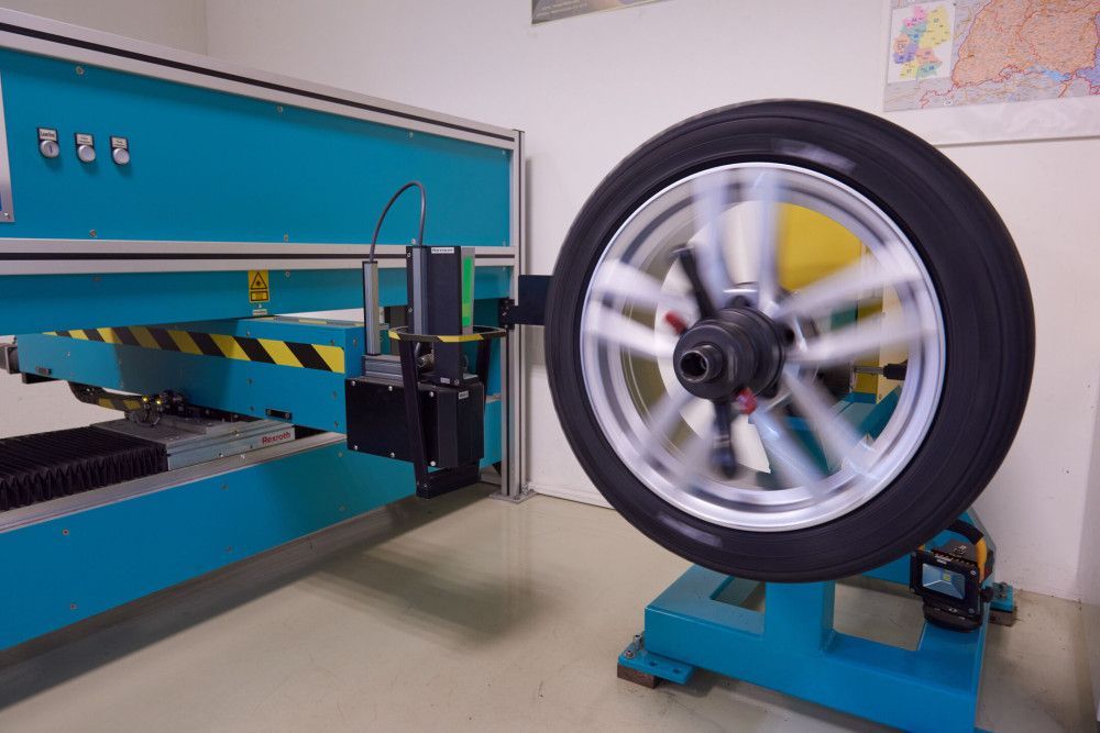 AMZS test 18 letnih pnevmatik dimenzije 225/40 R18