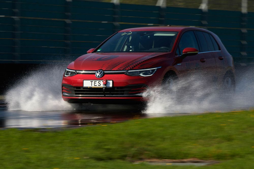 AMZS test 18 letnih pnevmatik dimenzije 225/40 R18