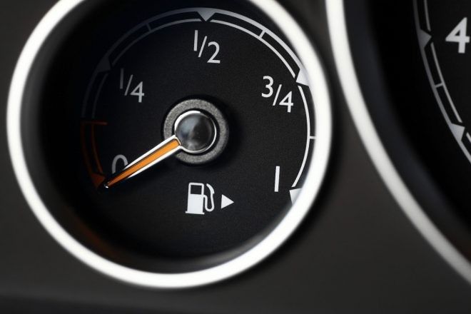 Niti najbolj izkušeni vozniki ne vedo tega: Ali veste, čemu služi puščica pred oznako za gorivo?